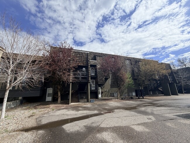 Building Photo - 1011 River Dr
