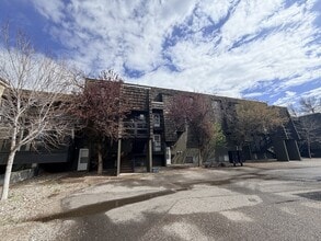 Building Photo - 1011 River Dr