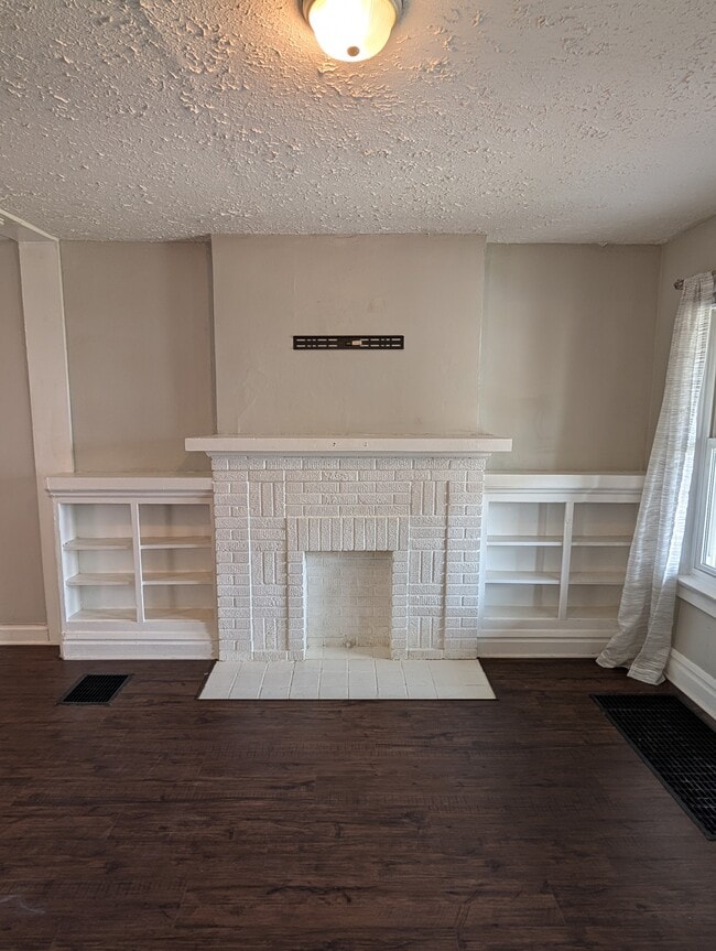 Chimenea de salón con soporte para TV - 816 Wager St