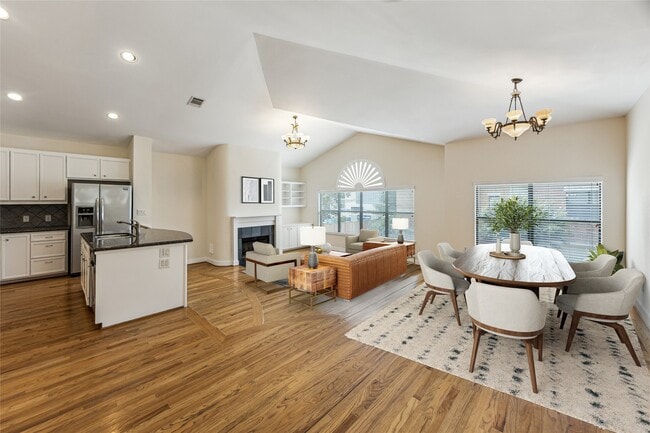 Foto del edificio - 9829 Riddlelink Ln