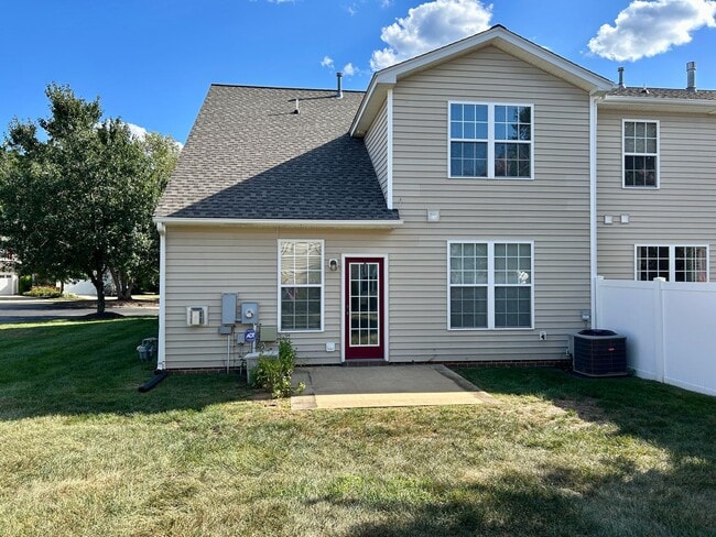 Building Photo - Beautiful End-Unit Townhome – 3 Bedrooms, ...
