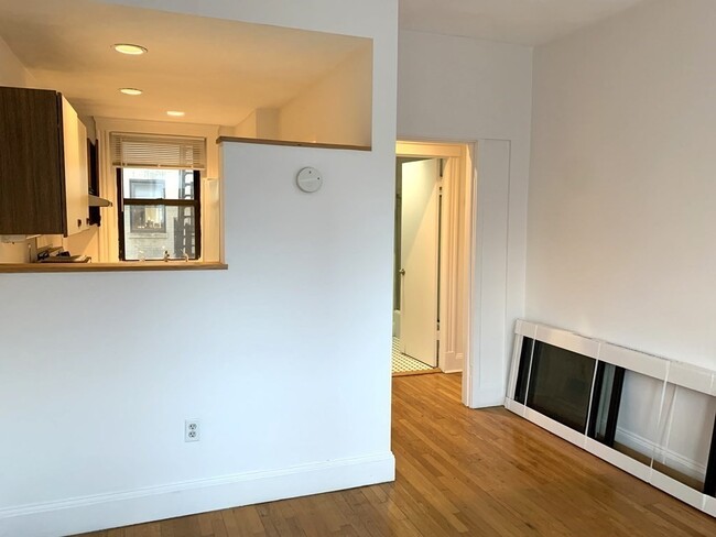 Building Photo - 451 Park Dr