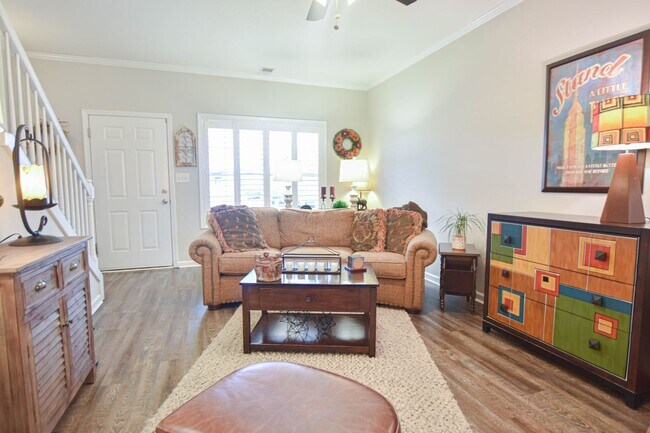 Building Photo - Pet Friendly Two Bedroom!
