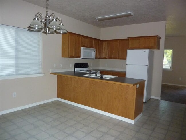 Building Photo - Townhome In A Great Location