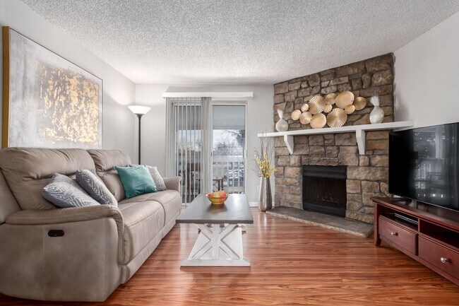 Foto del edificio - Beautiful 2 Bedroom Condo Across from Aurora Medical Center