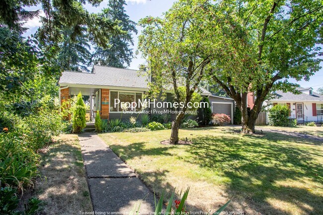 Photo - NE Portland Gem w/ Entertainers Backyard +... House