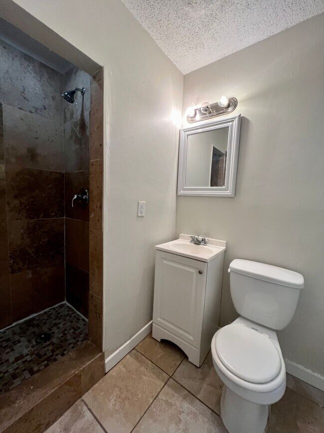 Foto del edificio - Spacious 4/2 for rent on the Westside!
