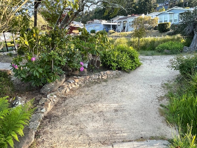 Foto del edificio - 444 Whispering Pines Dr