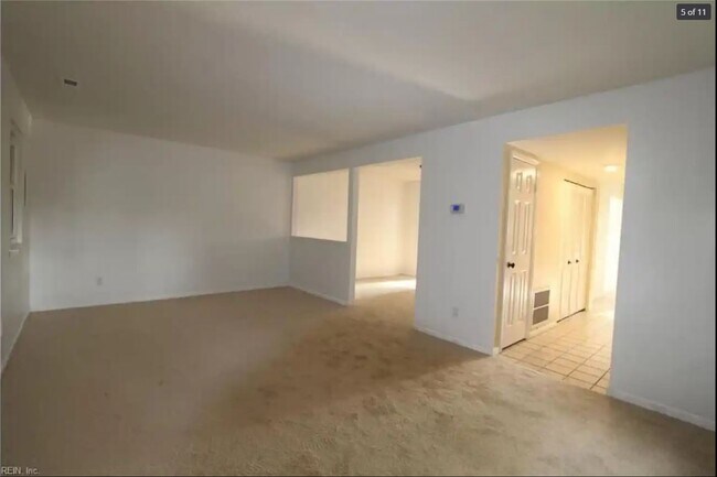 Living Rm - 119 Hampstead Ct