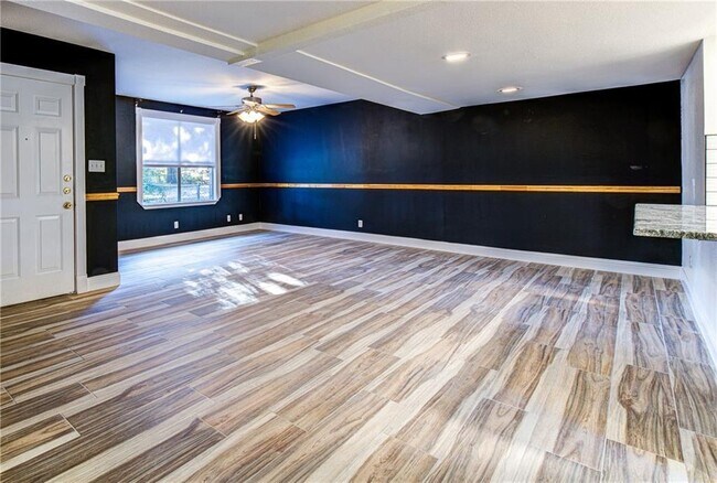 Building Photo - 810 S Center St