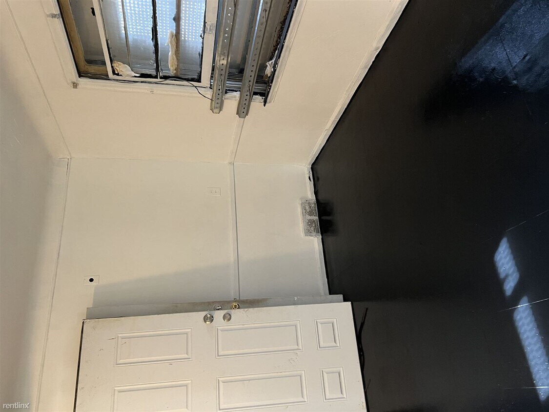 Foto principal - 3 br, 1 bath House - 14910 E State Fair St