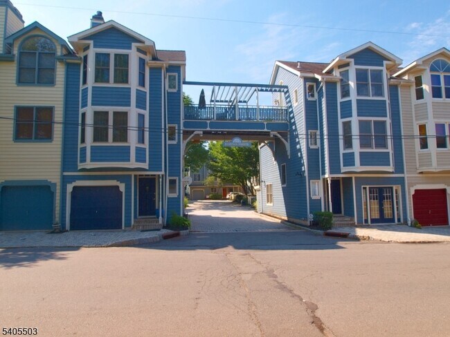 Building Photo - 8 Raritan Pointe