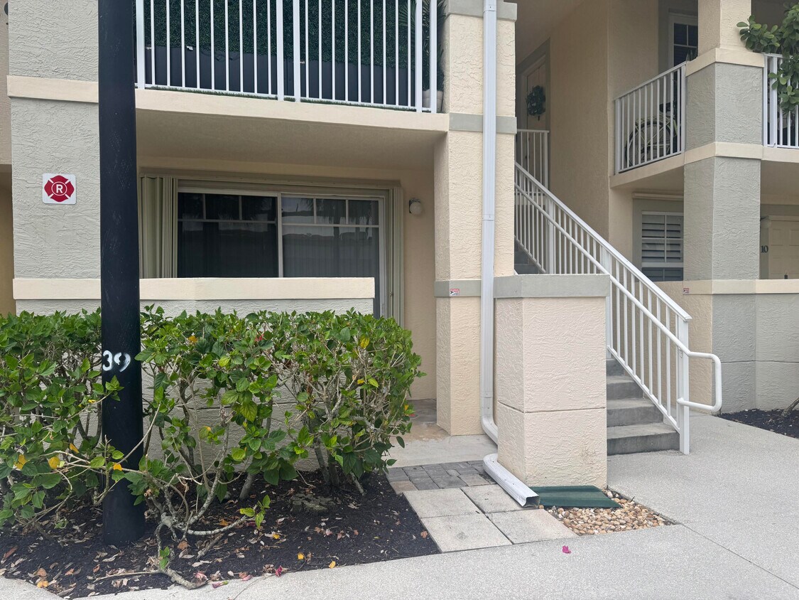 Foto principal - 1139 Town Center Dr