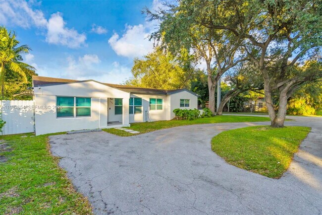 Building Photo - 695 NE 160th St