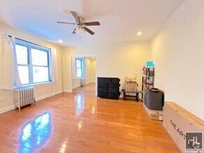 Building Photo - MASSIVE (~800 sf) 1 bed 1 bath - Rent Stab...