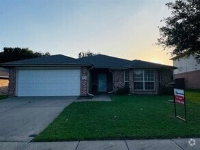 Building Photo - 913 Austin Ln