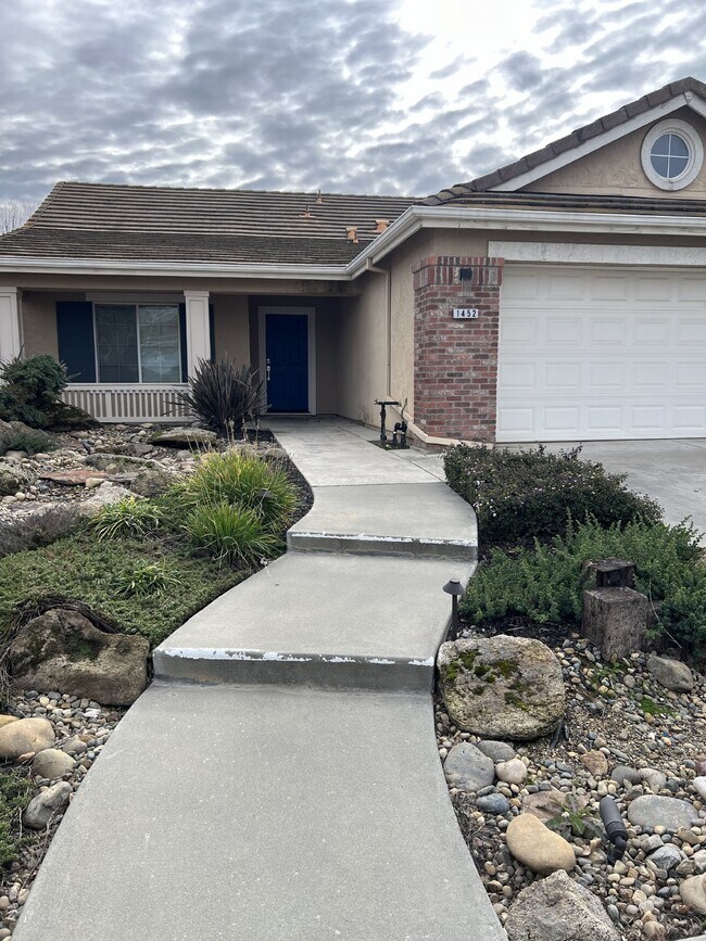 Building Photo - Three Bedroom Home Sits In a Quiet Cul-De-...