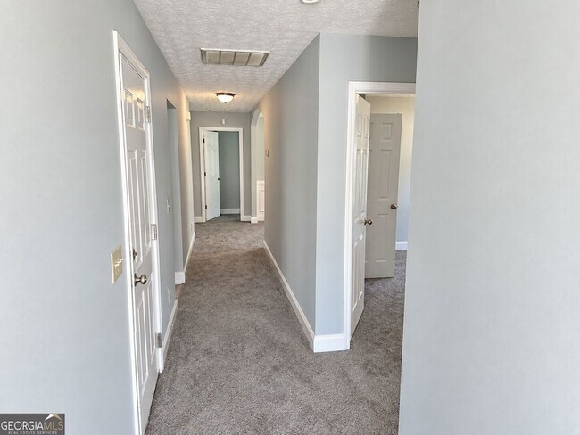Building Photo - 561 Highland Pointe Dr