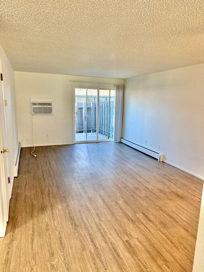 Building Photo - Updated 2 bedroom apartment in north Loveland! Rent Includes Water/Sewer/Gas/Trash/Common Area El...