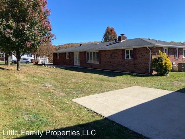 Building Photo - 3 br, 2.5 bath House - 125 Woods Street