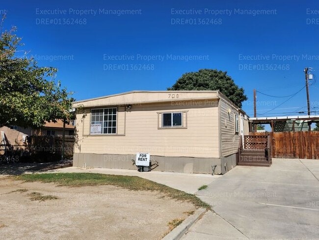 Building Photo - 3 bedroom/ 2 bathroom home