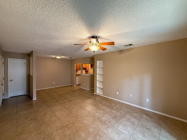 Foto del edificio - 2 Bedroom 1 Bath Unit for Rent - Water, Tr...