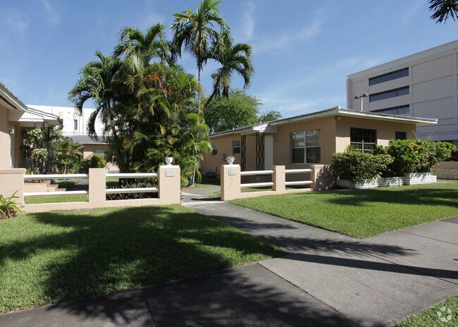 Foto del edificio - 221-223 Antiquera Ave