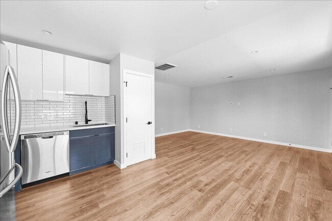 Foto del edificio - Beautiful Two Bed, One Bath Apartment In T...