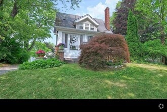 Building Photo - 126 S Roslyn Rd