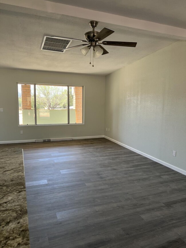 Building Photo - 10571 E Deerfield Pl