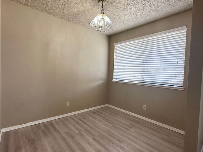 Foto del edificio - CHECK OUT THIS COZY 2 BEDROOM, 1 BATH TOWN...
