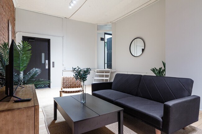 Building Photo - #304 Queen room in Tribeca 6-bed / 2.0-ba
