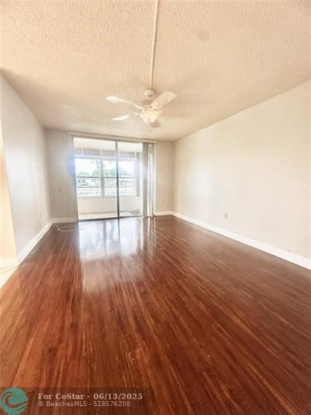 Foto del edificio - 9330 Lime Bay Blvd