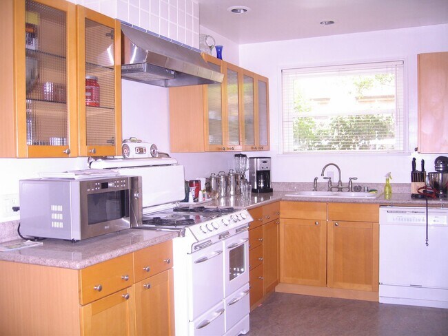 Foto del edificio - 8267 Willoughby Ave