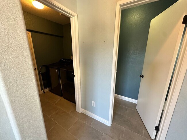 Building Photo - 3 bed, 2.5 bath Townhome in Eastlake