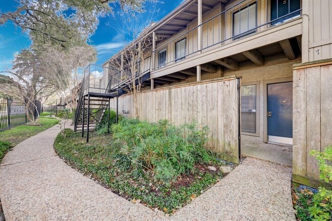 Building Photo - 5711 Sugar Hill Dr