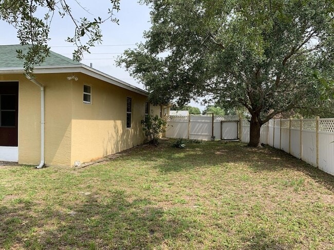 Building Photo - 180 SW Oakridge Dr