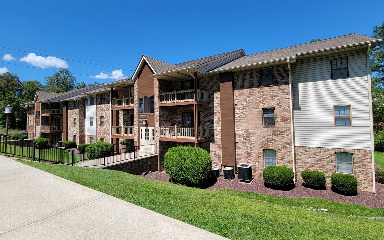 Heritage Square Rentals in Greensburg at 114 Racquet Club Dr Greensburg
