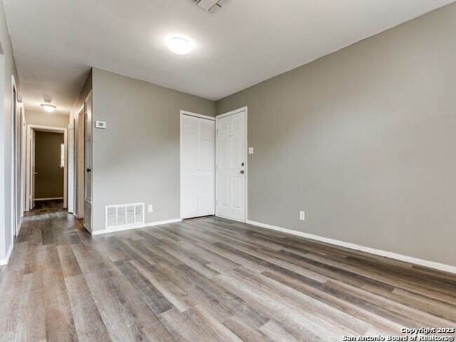 Foto del edificio - 3 Bedroom/1 Bathroom Home in the Camelot I...