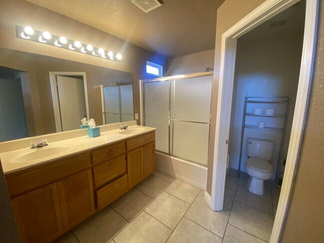 Building Photo - 3 Bedroom Home With A Bonus Room Downstair...