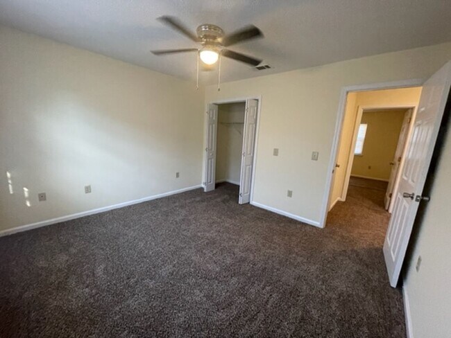Foto del edificio - 801 Jessica Ln