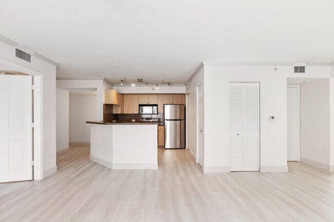 Building Photo - 810 Villa Cir