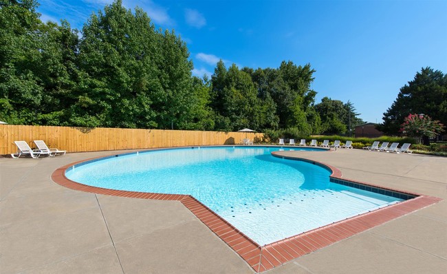 Refréscate junto a la piscina - Horizons at Indian River Apartment Homes