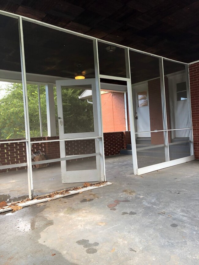 Building Photo - Beautiful newly updated single family home...