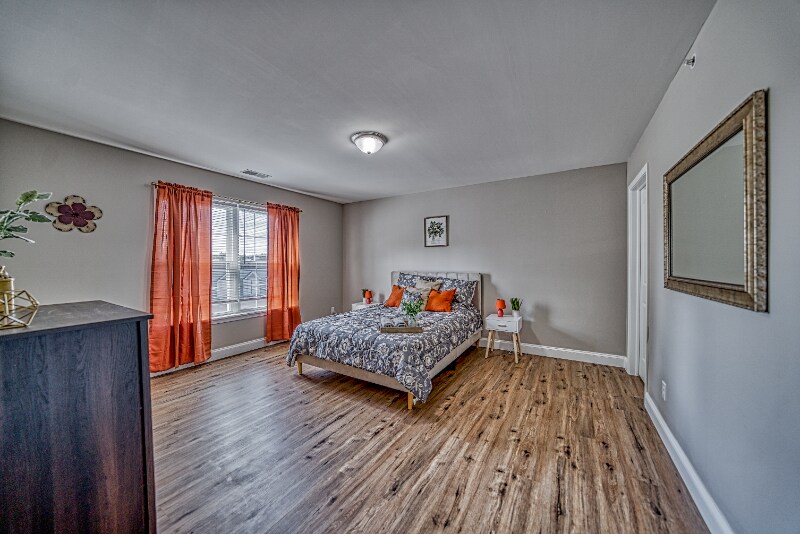 Primary Photo - 330 E Niagara St