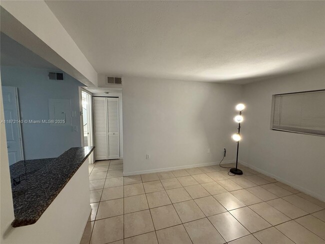Building Photo - 350 Palm Cir W