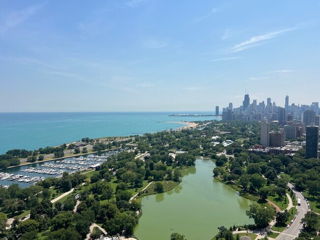Foto del edificio - 2650 N Lakeview Ave