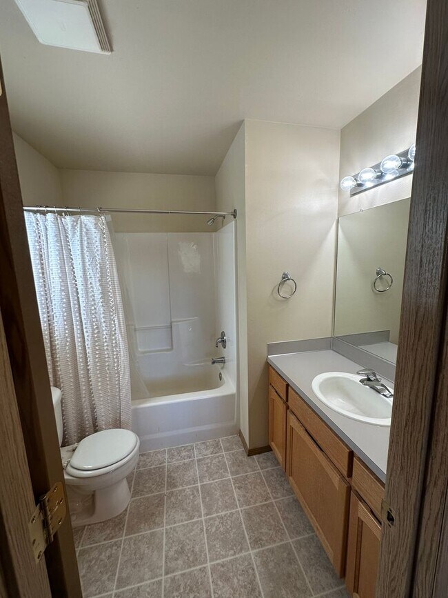 Building Photo - 3 Bed/2 Bath Quiet Living, Pet Friendly, N...