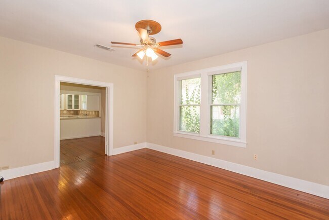 Foto del edificio - Adorable Hyde Park Property on Corner Lot