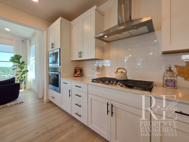 Foto del edificio - Elevated Northwest Living with Sweeping Seattle & Mount Baker Views